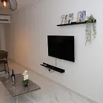 Elia Elegant - Centre, 5min Walk To Beach, Modern & New