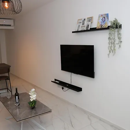 Elia Elegant - Centre, 5min Walk To Beach, Modern & New