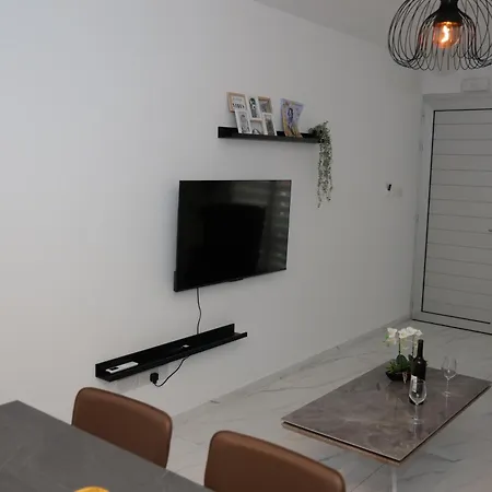 Apartment Elia Elegant - Centre, 5min Walk To Beach, Modern & New *