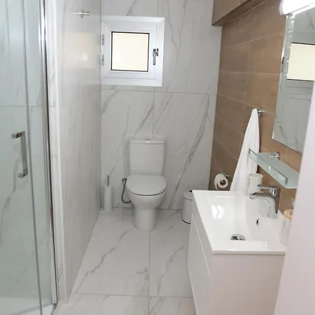 Elia Elegant - Centre, 5min Walk To Beach, Modern & New לרנקה