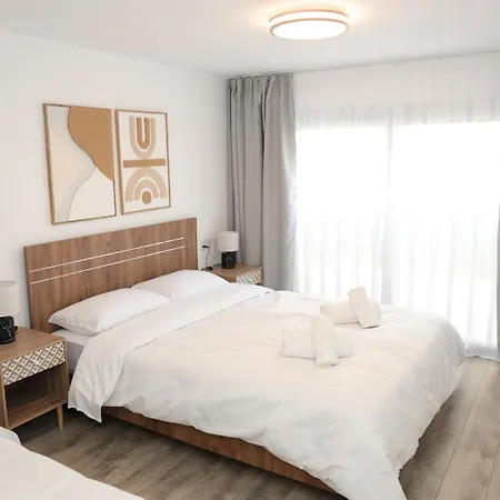 Elia Elegant - Centre, 5min Walk To Beach, Modern & New Lejlighed *